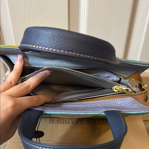 AmeriLeather Arlene Leather Crossbody Bag - Picture 9 of 9